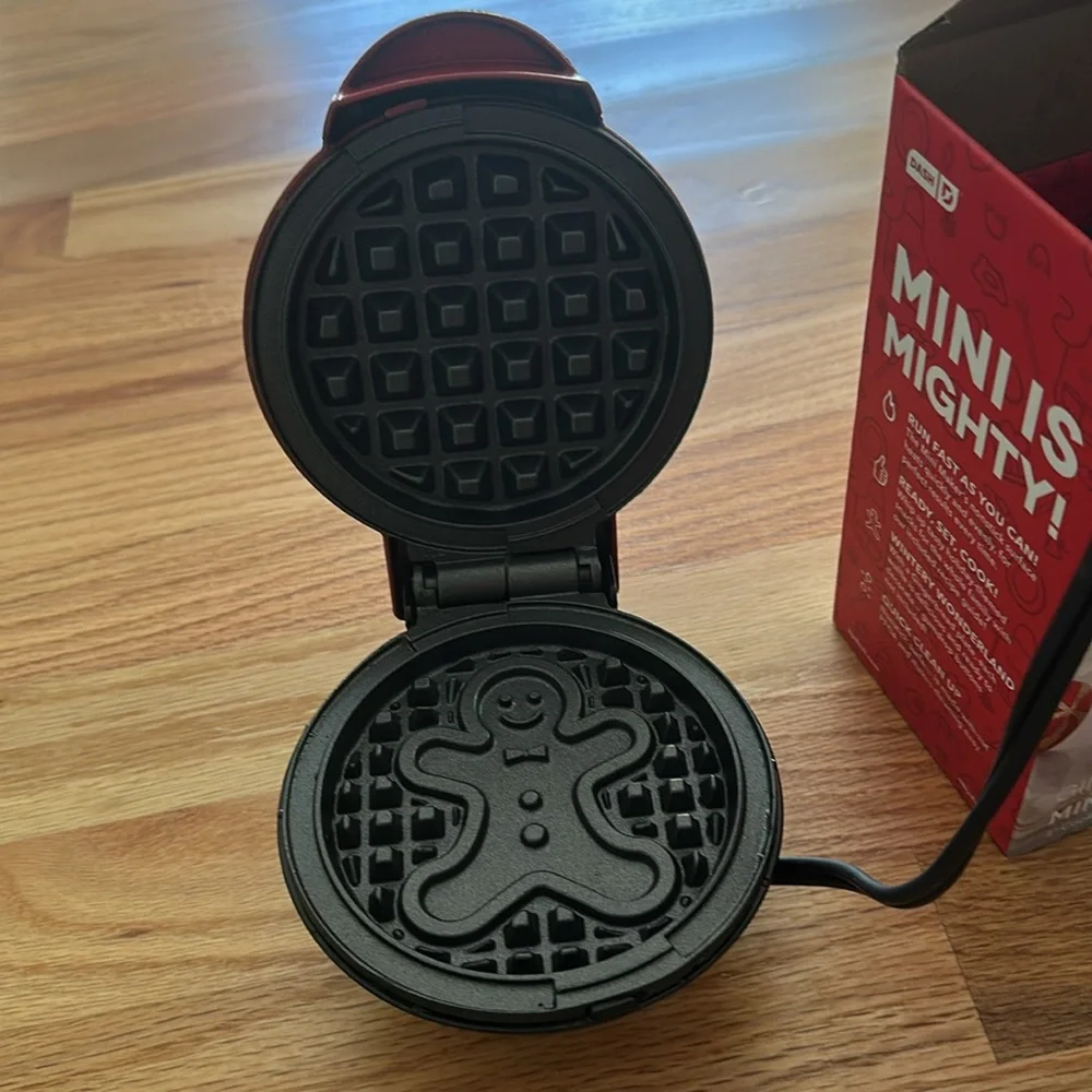Dash 4” mini waffle maker Gingerbread Man